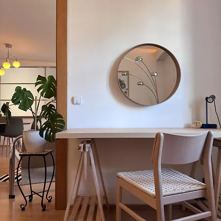 Old Town Gem, Mid-century Style Netflix, Games Apartmán *